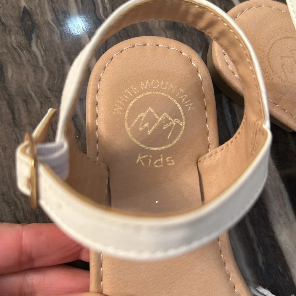 WHITE MOUNTAIN Kids Gloss Floral Sandal🤍
